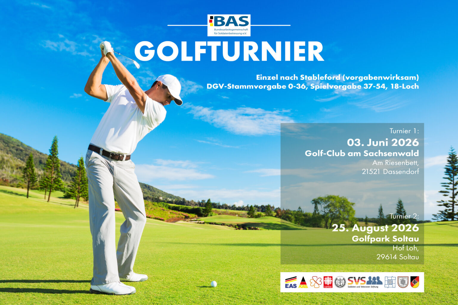 Eine Person in weißer Kleidung und Mütze spielt Golf auf einem grünen Golfplatz unter blauem Himmel mit Textinformationen zu einem Golfturnier.